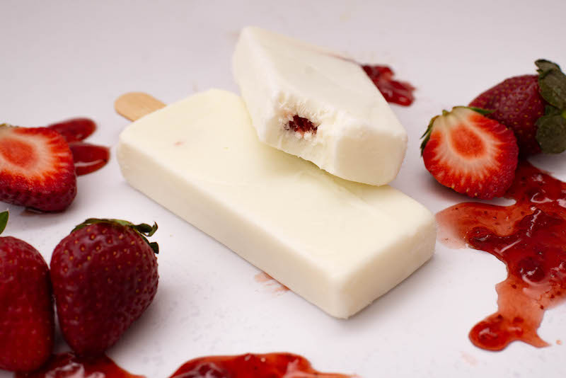 Delicioso queso crema relleno de mermelada de frutilla.