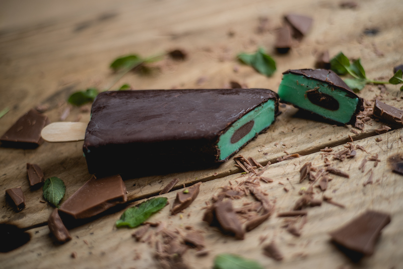 Menta rellena de chocolate bañada en chocolate. 