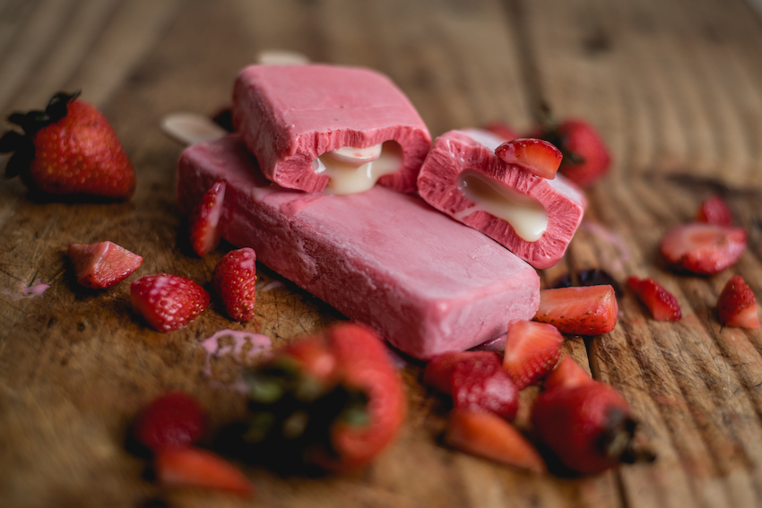 Frutilla rellena de leche condensada. 