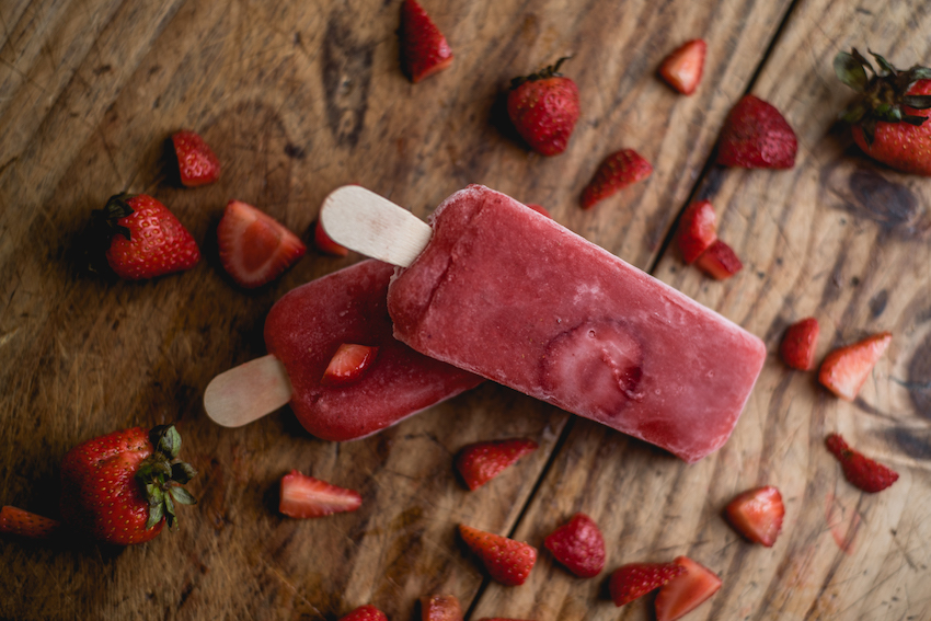 Frutilla al agua con trozos de frutilla. 