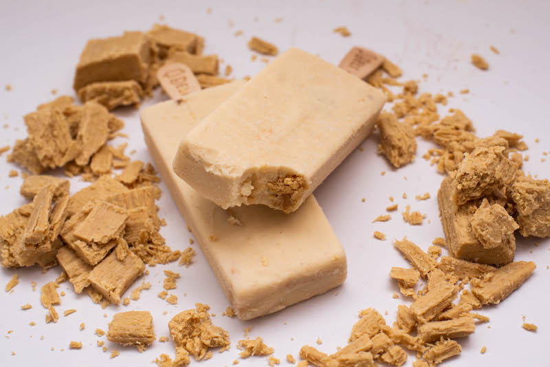 Mantecol con trozos de mantecol. 