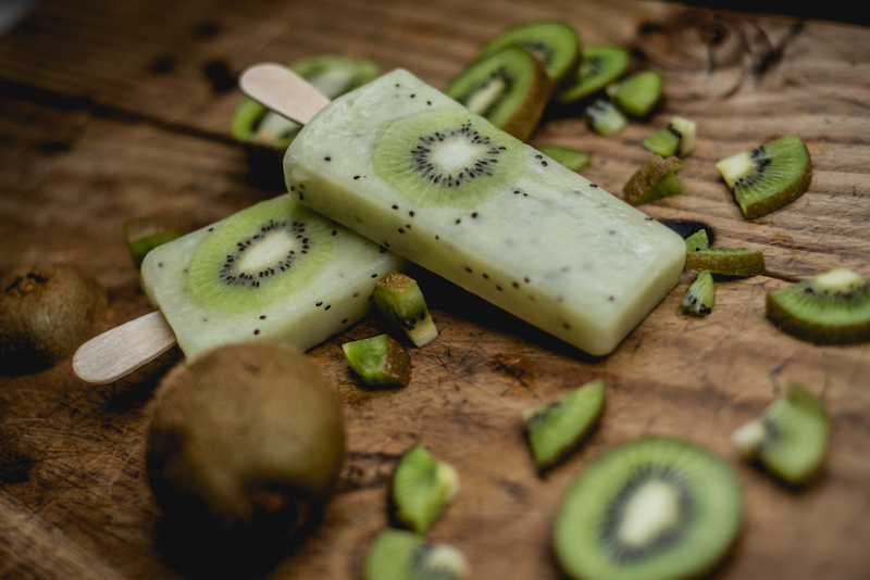 Kiwi al agua con trozos de kiwi. 